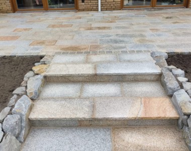 Terrassenneubau, Stufen aus Steinfliesen