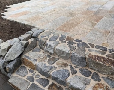 Terrassenneubau, Stufen aus Bruchstein