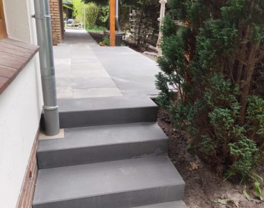Terrassenneubau, Treppe aus Betonstein