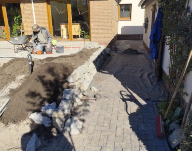 Pflasterarbeiten beim Terrassenneubau