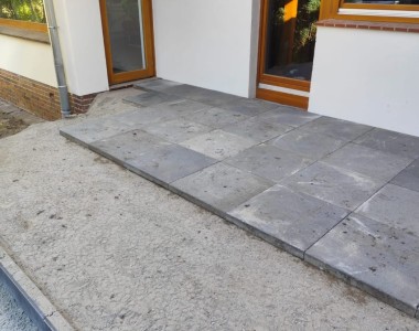 Pflasterung mit Betonplatten
